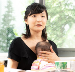 赤ちゃんを抱きながら出産内祝いについてお話をする石川さん