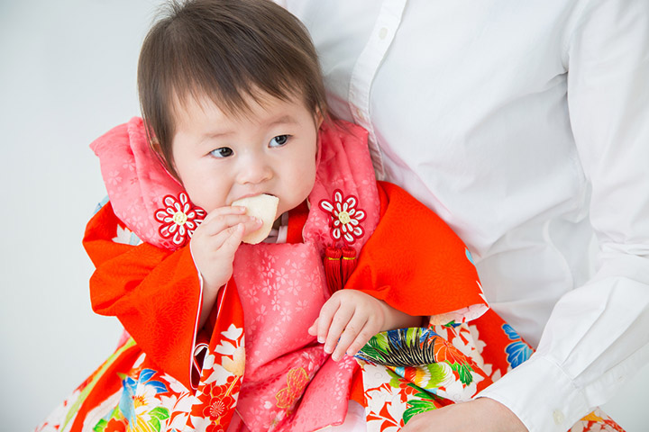お食い初めの赤ちゃんの服装は 男の子と女の子の違いや親族の服装も解説 Milpoche
