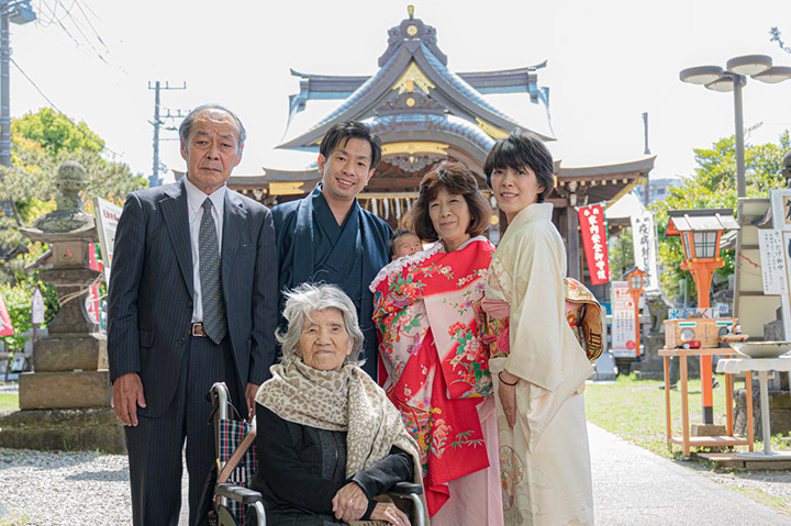 お宮参りの服装の選び方丨ママ・パパ・赤ちゃん・祖父母は何を着る